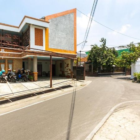Reddoorz Syariah Near Stadion Manahan Solo 2 Exteriör bild