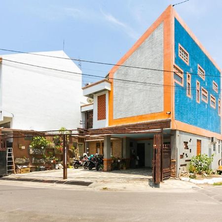 Reddoorz Syariah Near Stadion Manahan Solo 2 Exteriör bild