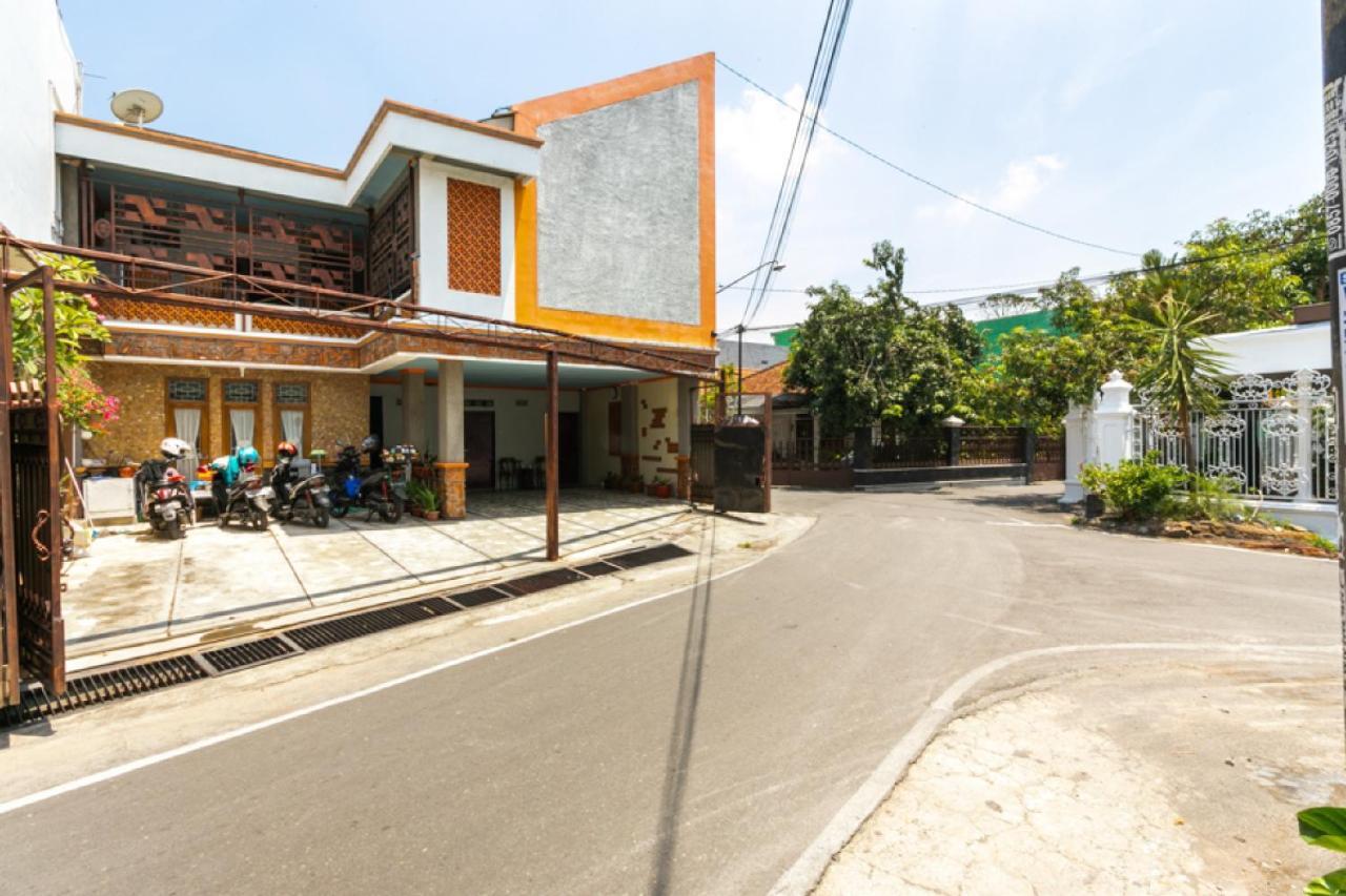 Reddoorz Syariah Near Stadion Manahan Solo 2 Exteriör bild