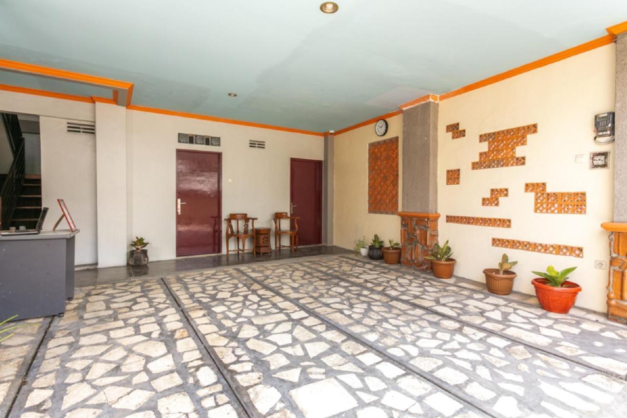 Reddoorz Syariah Near Stadion Manahan Solo 2 Exteriör bild