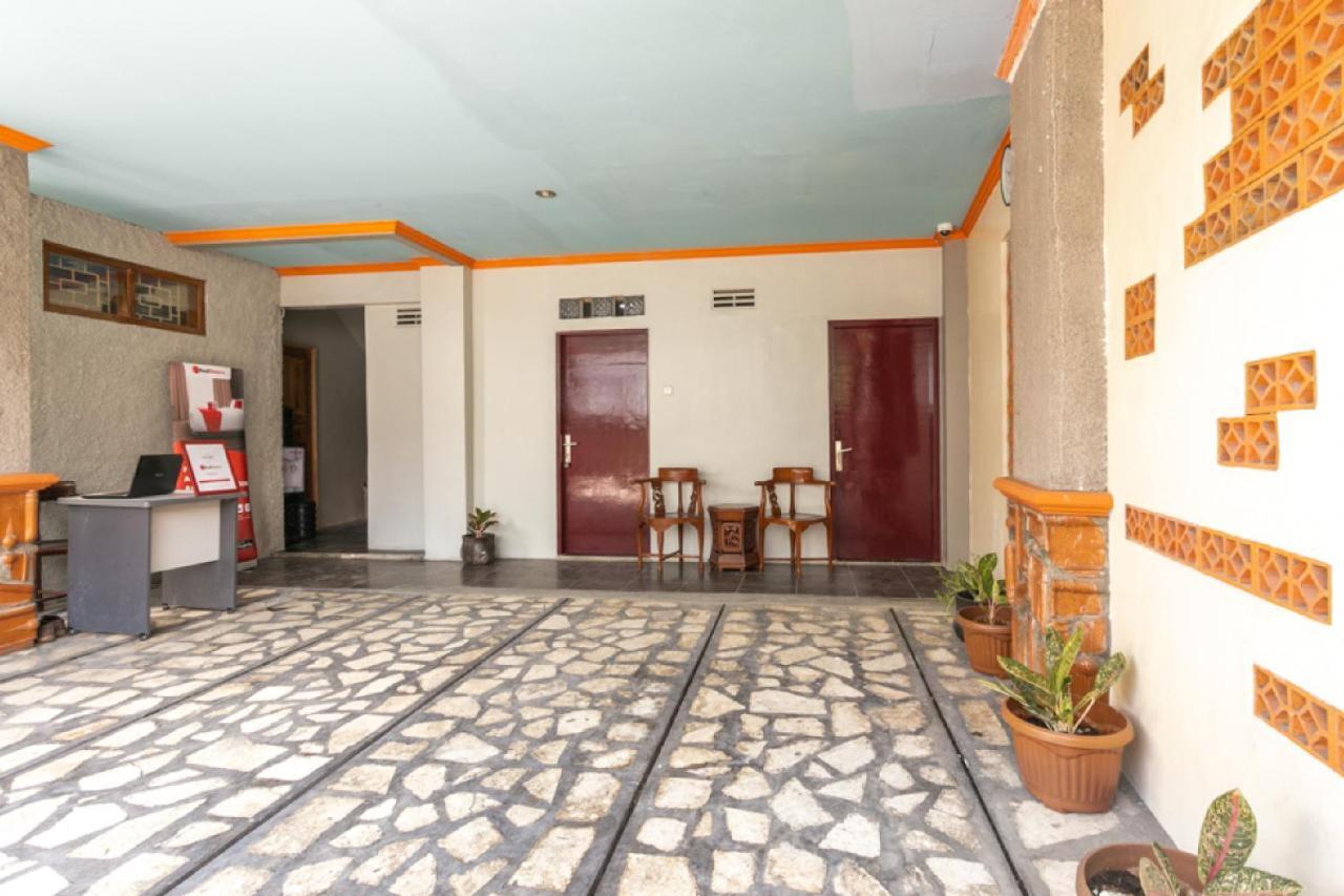 Reddoorz Syariah Near Stadion Manahan Solo 2 Exteriör bild